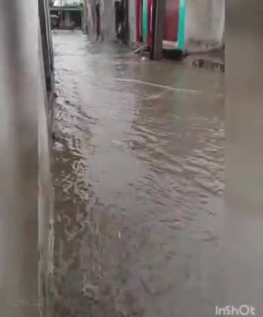 पूरनपुर: हल की बारिश में भी घुस रहा है घरों में बारिश का गन्दा पानी शेरपुर कला के मेन बाजार रोड पर #aajtakviral #newyear2021 #zee