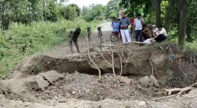 बहेड़ी: बहेड़ी:ग्राम रोहिली(ब्लॉक शेरगढ़) नहर ने रोड पर बरसाया कहर,आवागमन हुआ ठप्प।
#सुने पुरा हाल गांव वालों की जुबानी..।