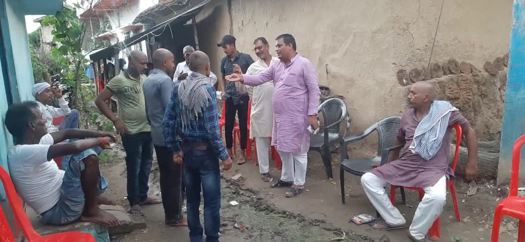 आज #पूर्वी_जिला_परिषद_क्षेत्र_संख्या_18 के #मंझार पंचायत के ग्राम #चैन बिगहा जनसंपर्क के दौरान रोड का यह स्थिति है