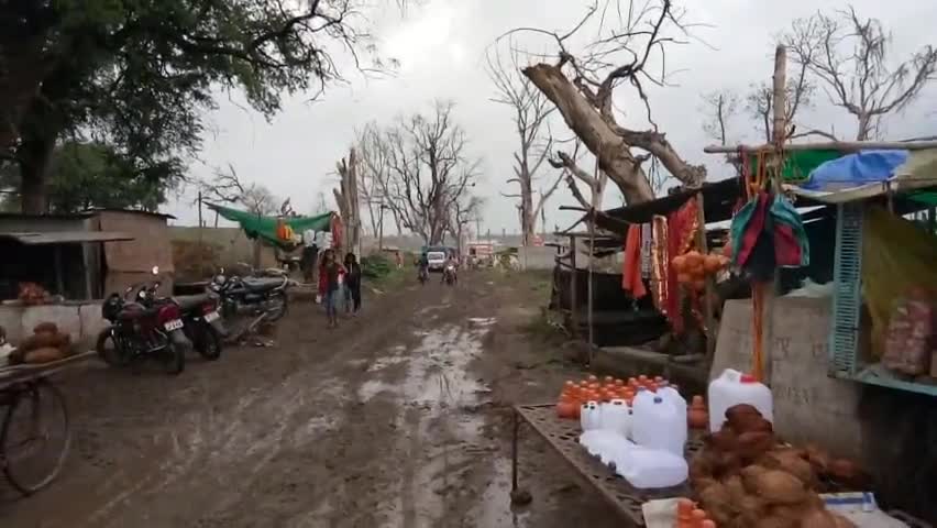 #राजघाट  श्रावण सोमवार भक्तों ने लगाई आस्था की डुबकी रिमझिम बारिश ने बाइक सवार हो रहे हैं परेशान रोड पर अधिक कीचड़ जमा