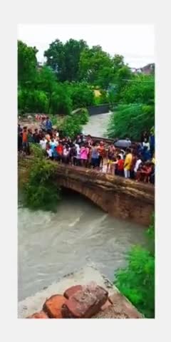 बारां: बारां शहर नालों में बहते पानी में जान जोखिम में डाल रहे लोग
#gs_shakir #Baran_city