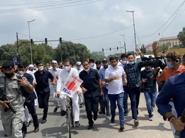 बढ़ती महंगाई के विरोध में संसद तक साइकिल मार्च करते श्री #rahulgandhi जी।
#rahulgandi