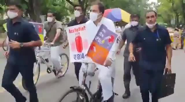 जन जन की आवाज 
महंगाई कम करो।
गरीब को मारना बंद करो।
संसद में इन सवालों पर बहस करो।

#congress#pricehike