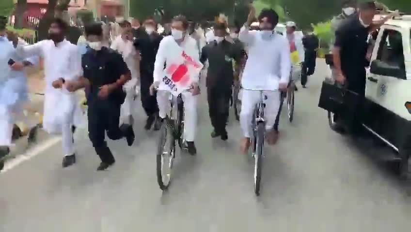 डीजल-पेट्रोल-रसोई गैस व रोजमर्रा की राशन सामग्री की आसमान छूती #महँगाई के विरोध में #राहुल_गाँधी_जी  🙏