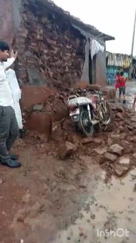 ग्राम मछरिया में लगातार बारिश के चलते गिरी मकान की दीवार जिसकी चपेट में आ गई मोटरसाइकिल 😱😱#indiapublic #guna #bmori@