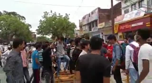 खलीलाबाद: #सीबीएससी #बोर्डपरीक्षा में कम अंक प्राप्त कर करने वाले छात्रों ने #ब्लूमिंग बड्स गेट के सामने जमकर काटा #हंगामा।