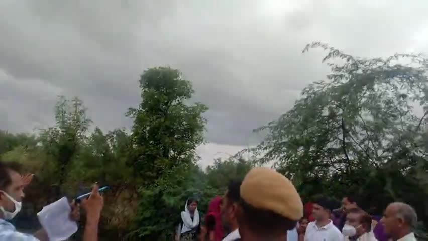 सवाई माधोपुर: धर्मपुरी सेंवती गांव #चंबल नदी पर पानी का इस्तर अदीक होने पर खण्डार बिधायक अशोक बैरवा जी ने मोके का जायजा लिया
