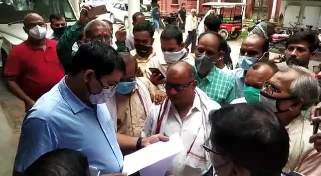 जौनपुर: जौनपुर में पत्रकार यूनियन ने जिलाधिकारी को सौंपा ज्ञापन । #news #press #jaunpur