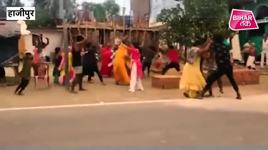 Viral Video हाजीपुर मथुरा के  : सड़क किनारे ताबड़तोड़ लठबाजी करती महिलाओं का Live Video | Bihar Tak
 #LiveVideo