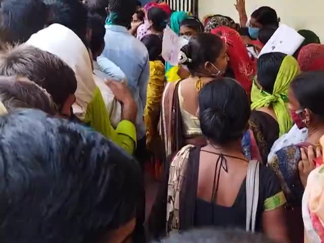 बिल्हौर: shivrajpur samudayik swasth kendra me lagi COVID-19🦠😷 vaksin lagane me lagi  bhid#covid19कोरोना