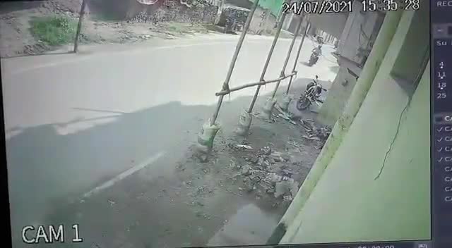 सावधनी हटी दुर्घटना घटी।
#road_accide 
#drivesafe