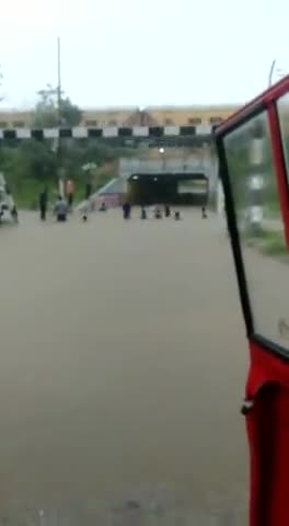 झाँसी वासियों को पता ही नहीं चला के कब नदी पर पूल बन गया सीपरी कच्चे पूल का हाल #smartcity #CMYogiAdityanath