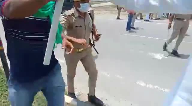 पूरनपुर: पूरनपुर किसान यूनियन ने लगाए मोदी मुर्दाबाद के नारे मंत्री जी को दिखाए काले झंडे#Puranpurnews