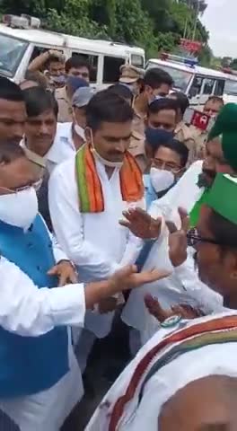 पूरनपुर: पूरनपुर किसान यूनियन एकता जिंदाबाद वार्ता करते किसान #puranpur#pilibhitnews