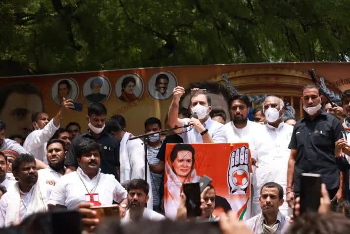 कांग्रेस का मज़बूत हाथ देश के युवा के साथ 
#SansadGherao मे आज कांग्रेस कार्यकर्ताओं को संबोधित करते हुए #rahulgandhi ji