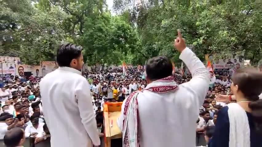 बीतेगा ये दौर फिर से नया दौर आएगा,
जो देश के साथ हमेशा रहा, वही साथ निभाएगा

#SansadGherao