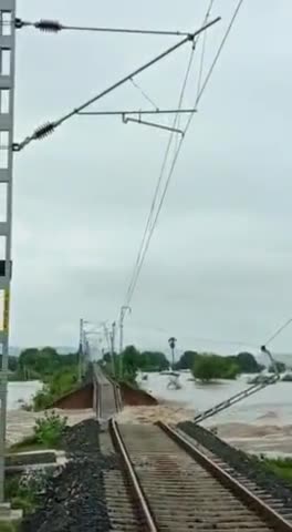 Gwalior @#se shivpuri ke bich railway line tut Jane se railway line ko band kar diya h@#
Pradeep baghel Gwalior