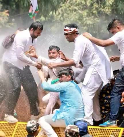 संघर्षो के साए में इतिहास हमारा पलता है, 
जिस ओर जवानी चलती है, उस ओर जमाना चलता है।
#SansadGherao@
