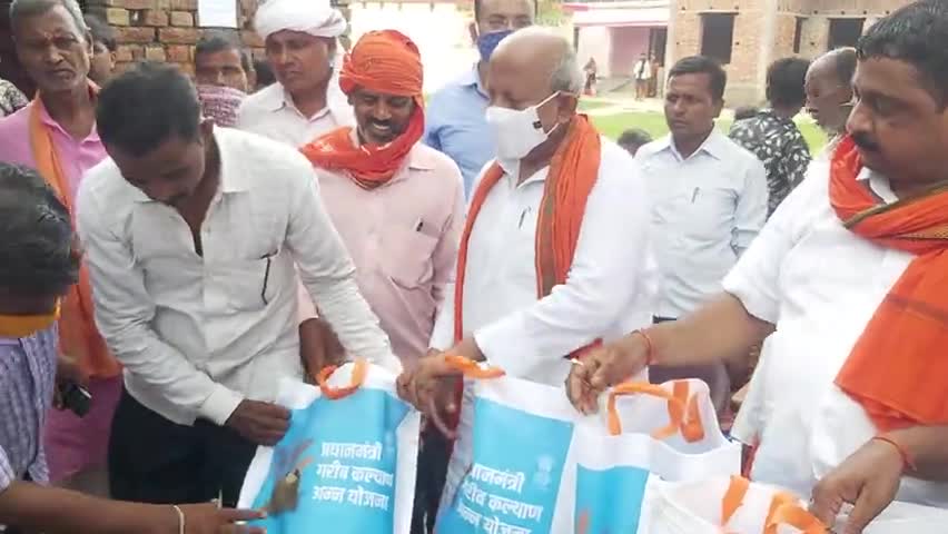प्रधान-मंत्री गरीब कल्याण अन्न योजना के अन्तर्गत हाटा के असना महुई में निशुल्क राशन वितरण किया।
#HarGharAnn