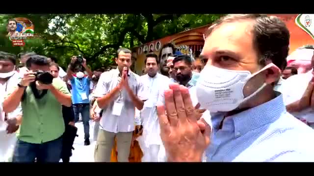 कहीं तुम्हारी आवाज़ दब ना जाएँ इन धुओं की गुबार में,
निकलों सडको पर बनके सैलाब पर अमन की कतार में! 
#SansadGherao