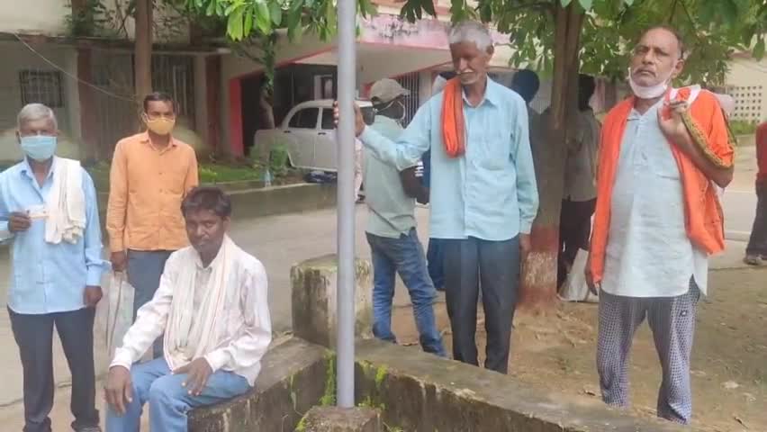 गढ़वा: गढ़वा में आयुष्मान योजना से इलाज बंद होने पर ज़िला समाहरणालय में डीसी से मरीज़ों ने लगाई गुहार #गुहार