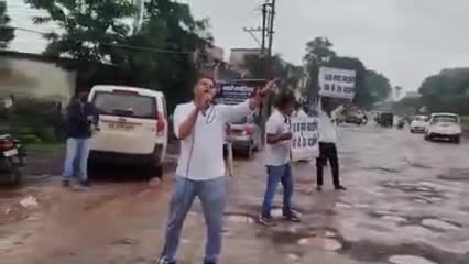महासमुंद: आम आदमी पार्टी कोरबा द्वारा जनता को जागरूक करने किया अनोखा प्रदर्शन 
 #500 मे बिक जाओगे तो एसे रोड़ पाओगे