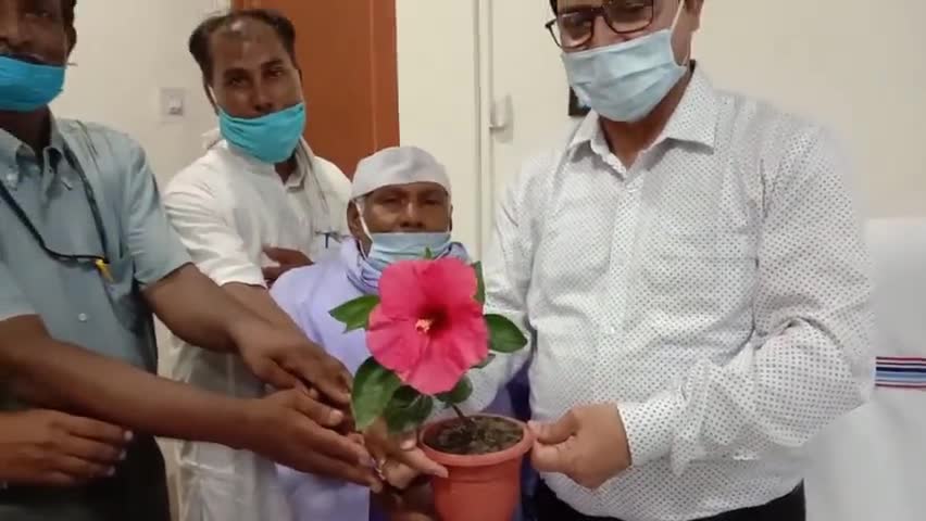 कटिहार रेल डिविजन के नव पदस्थापित सीनियर डीसीएम अमर मोहन ठाकुर सर को पौधा भेट देकर किया अभिनन्दन।#मुहिम #कटिहार डिविजन