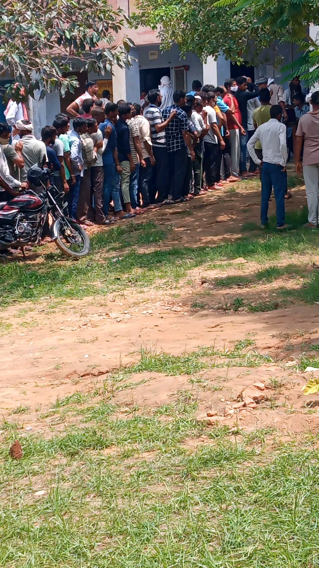 खेतड़ी: ##खेतड़ी के तातीजा गाँव  मै COVID-19  की पहली और दुसरी डोज लगी ###जिसमे बिना मास्क बेकाबू भीड़ देखने को मिली