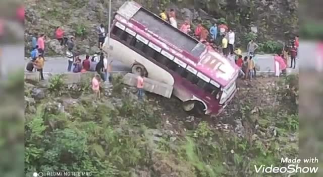 #सिरमौर﻿@﻿: 120 सैकेंड तक सामने थी मौत, पांव-हाथ से थामे रखी ब्रेक, 20 के प्राणों की रक्षा…बोराड खड़ के समीप NH 707