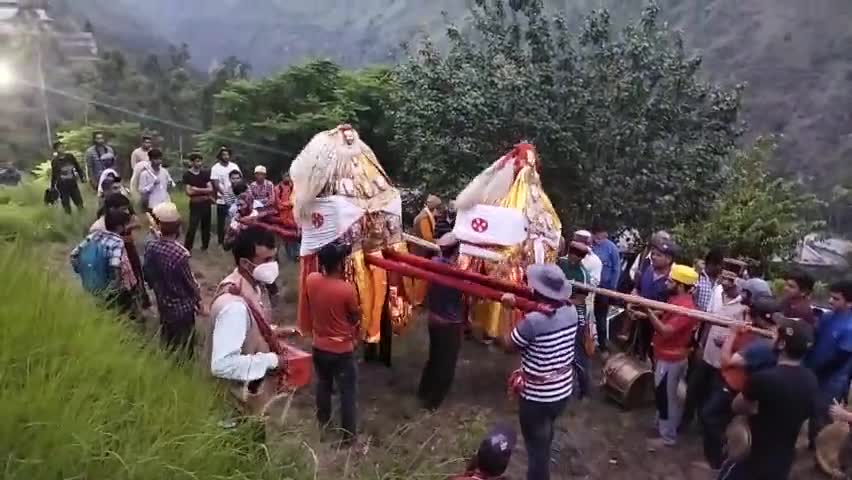 शिमला शहरी: आज रामपुर बुशहर में दो देवताओं का मिलन हुआ। 
#rampur 
#rampurbushahr