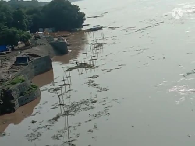 #khidkiyaghat#altafm#gangariver #altafrajamm#rajghat#banaraswalemishraji . badhate jalstar ke beech bhi chal raha karya.