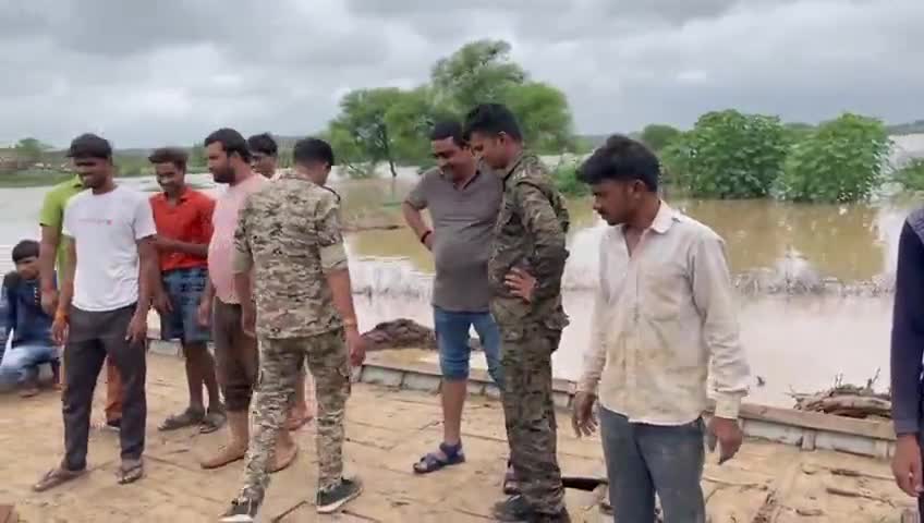 जौरा विधानसभा में बाढ़ पीड़ित इलाकों बाढ़ में फंसे लोगों को निकाला और उन्हें सुरक्षित स्थान पर भेजा।।

#जौरा_विधानसभा
