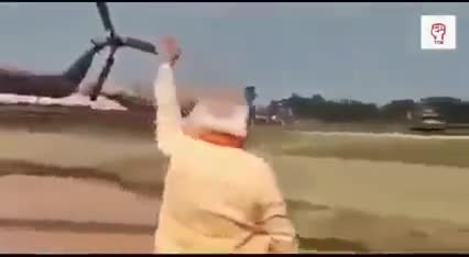 मोदी जी किस से हाथ दिखा रहे हैं। किस से बात कर रहे हैं
#aap_party 
#neerajkumar152