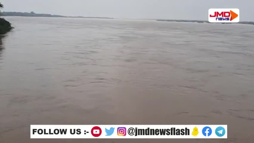 कानपुर: #औरैया -
यमुना नदी ने किया विकराल रूप धारण, खतरे के निशान को किया पार
यमुना पुल को जनता ने बनाया #selfiepoint