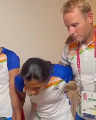Heart Touching Gesture 💕

Hon’ble PM Sh Narendra Modi ji interacts with #WomensHockey team and congratulates on their