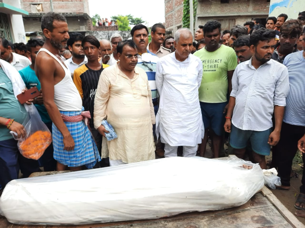 पचरुखी: ग्राम मल्लूपुर निवासी एवं शिक्षक नेता स्व० भरत चौधरी के दाह संस्कार में शामिल हुए विधान परिषद सदस्य प्रो.(डॉ०) वीरेंद्र नारायण यादव।  #सारण_स्नातक_निर्वाचन_क्षेत्र