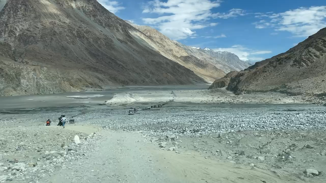 पहाडी नदियो का कहर! पूरी सडक ही मिटा डाली है। #Nubra_Valley से #pangong के रास्ते मे वह स्थल जहाँ कुछ दिनों पहले घंटों  यातायत बंद पडा था