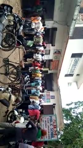 बरहज: Tekua Chauraha Par Tika Kendra Par Bahoot Bhari Publico Ki Bhid Umadi#publicnews #liveupdate #coronarecoveryrate #vaccin