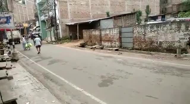 मुंगेर: Badi bazar me jal apurti thap . 6 dino me 1 din khulta hai pani . pani ki bhadi killat #mungernews #munger 
#badibazar