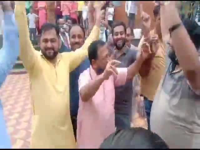 मतलौडा: नीरज चोपड़ा के परिजनों को बधाई देने खण्डरा पहुंचे विधायक प्रमोद विज, ढोल की थाप पर जम कर नाचे #गोल्ड मैडल