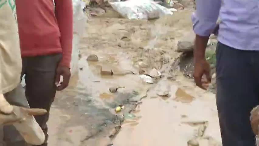 आज़ादनगर के इलाको में केबल के लिए खुदाई होने के करम के नाले का पानी बहता हुआ घर में गुसा#jamshedpurweathers
