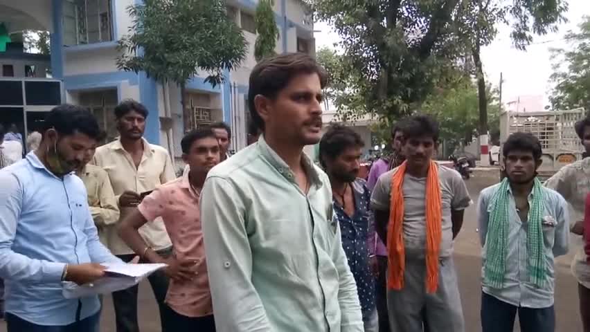 #पिछोड़ी 7 से 10 व्यक्तियों को बड़वानी #थाना लाया गया है जो अवैध रूप से #दूसरे राज्य से होकर म प्र में #मछली मार रहे है