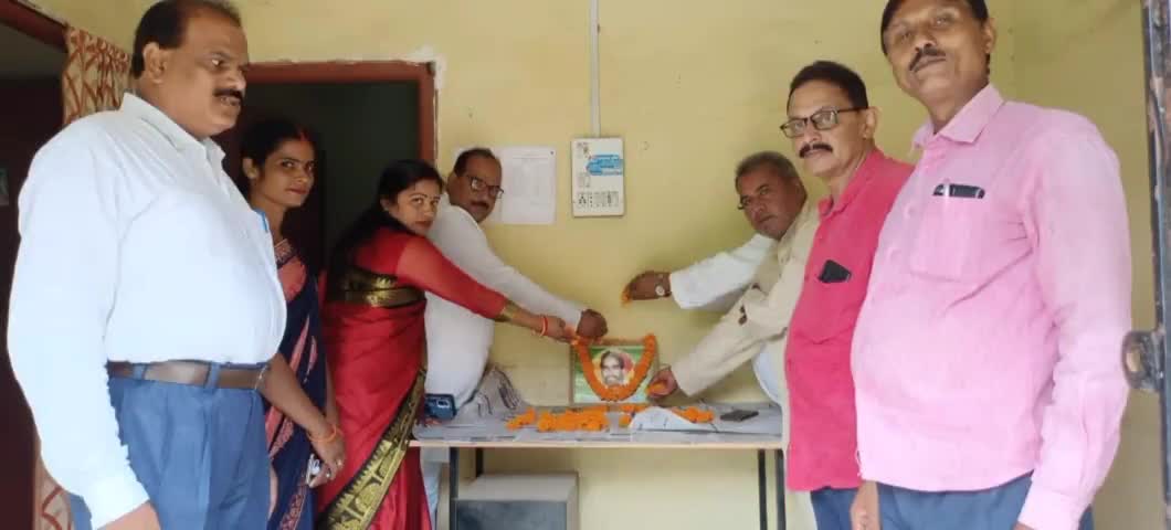 गढ़वा: गढ़वा शहर के पिपराकला स्थित जेएमएम के जिला कार्यालय में वीर शाहिद निर्मल महतो का मनाया गया 34वां शहादत दिवस #जेएमएम