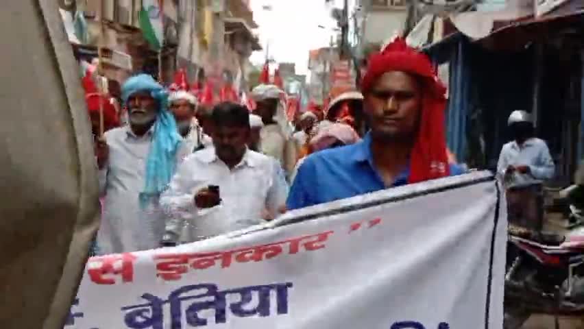बेतिया: #modi # mahgai ke birodh me CPM party ne raily nikali Bettiah me#raj devdi se SDO ke get tak dharna pradarshan kiya#