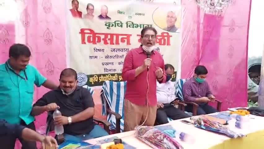 हेड केभीके #icarindia, भोजपुर, डा द्विवेदी #किसानो को #जलवायु अनुकूल #फसल उत्पादन के लिए सामयिक सुझाव दे रहे हैं।