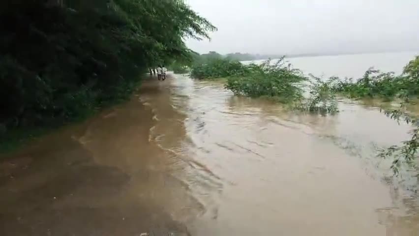 खागा: मुना नदी का जलस्तर बढ़ने के कारण से एकडाला मार्ग में पूरी तरह पानी भर गया जिससे रोड रहेगी बाधित#एकडाला#फतेहपुर#खागा #Dm