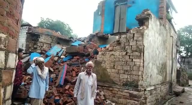 बारिश से खंडर मैं तब्दील हुए दो मंजिल मकान रहने को नहीं बची छत शिवपुरी के बैराड़ तहसील के मामला
#बैराड़