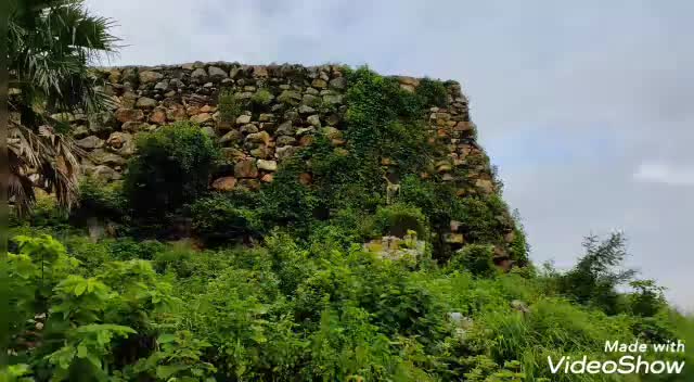 #खतरा# खतरा राजगीर सिद्धनाथ मंदिर के रास्ते में पत्थर का एक बड़ा घर है। जिसकी चारदीबारी नही होने से खतरा बना हुआ है।
