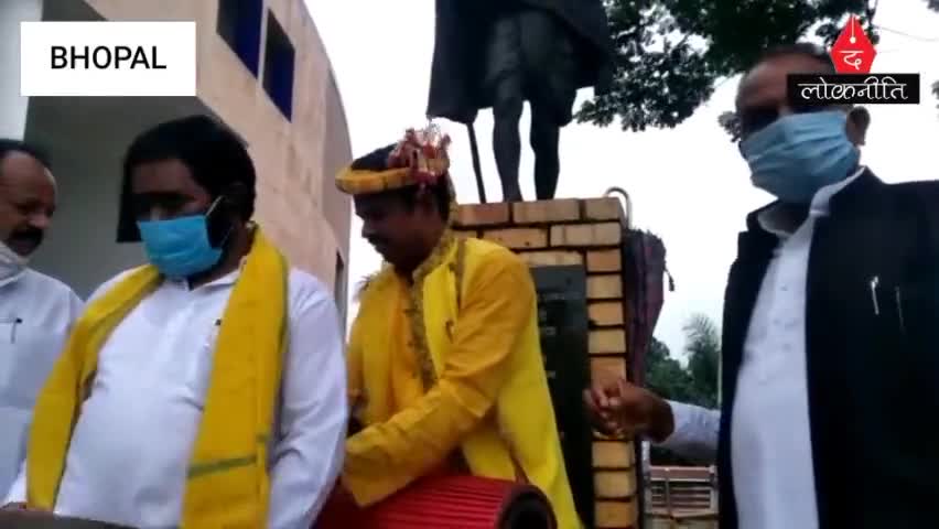 पारंपरिक वेशभूषा में कांग्रेस विधायक ओमकार सिंह मरकाम पहुंचे विधानसभा
#news #hindinews #thelokniti