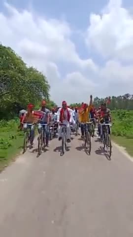 पूर्व प्रमुख दरियाबाद संतोष वर्मा जी के नेतृत्व में निकाली गयी साइकिल रैली.....!!
#अखिलेश_आ_रहे_हैं